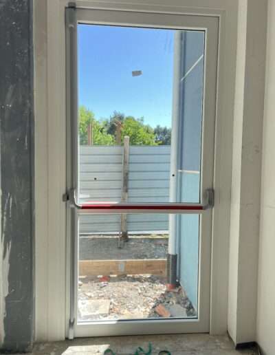 Portoni in PVC Como_portoni PVC_Deceuninck_70MD_uscita_sicurezza