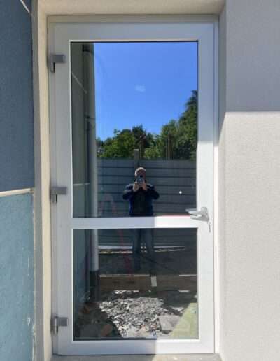 Portoni in PVC Como_portoni PVC_Deceuninck_70MD_uscita_sicurezza