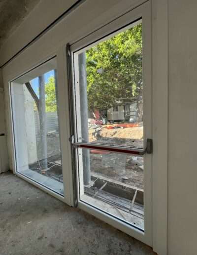 Portoni in PVC Como_portoni PVC_Deceuninck_70MD_uscita_sicurezza