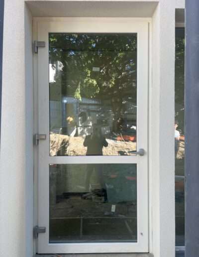 Portoni in PVC Como_portoni PVC_Deceuninck_70MD_uscita_sicurezza
